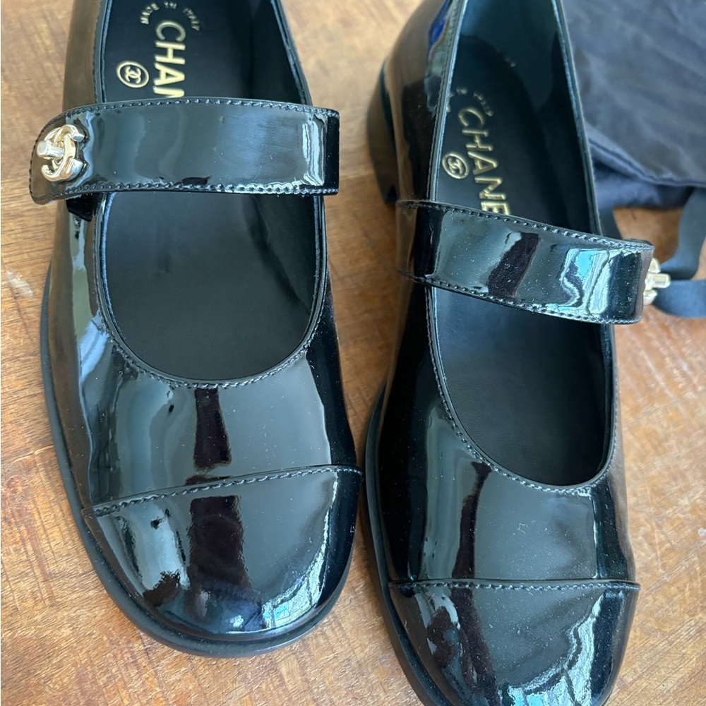 CHANEL Black Patent Mary Jane Flats with Gold CC Accent - Picture 2 of 11